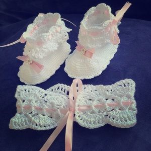 Newborn 👶🏻 Booties & Headband.
